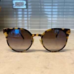 Warby Parker Daphne Round Tortoise Sunglasses with case